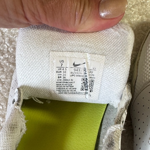 Nike Women's Cheer Shoes White and Gray Athletic Shoes - Picture 6 of 8